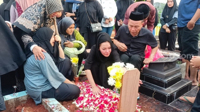 Tangis Ayu Ting Ting, Abdul Razak, Assyifa Nuraini di pemakaman Baby Zoltan, TPU Lemperes, Sukmajaya, Depok pada Sabtu (31/8/2024) [Suara.com/Rena Pangesti]