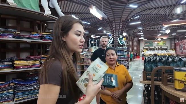 Potret Aaliyah Massaid sedang ditatap bule saat sedang belanja oleh-oleh di Bali (YouTube/Thariq Halilintar)