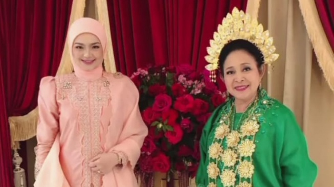 Mejeng dengan Siti Nurhaliza di Istana Kuantan, Titiek Soeharto Tenteng Tas Ratusan Juta