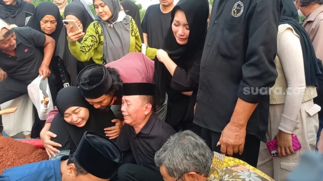 Baby Zoltan Meninggal, Adik Ayu Ting Ting Histeris di Makam: Mama Gak Bisa Lihat Ade Lagi