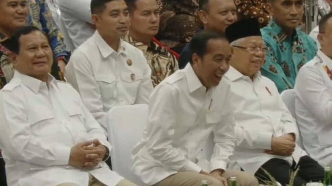 Jokowi Terbahak-bahak Memakai Baju Khas Gerindra, Muzani Bicara Cinta Terakhir...