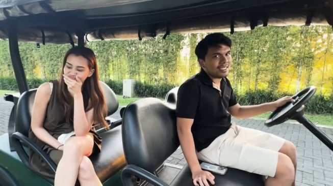 Thariq Halilintar dan Aaliyah Massaid berada di buggy car (Youtube)