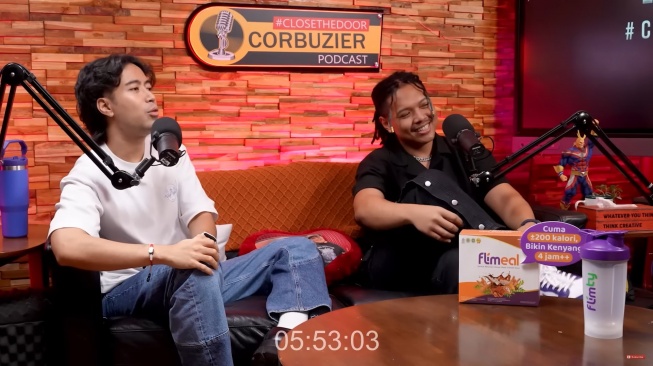 Potret acara Podhub yang dipadu Deddy Corbuzier dan Vidi Aldiano (YouTube/Deddy Corbuzier)