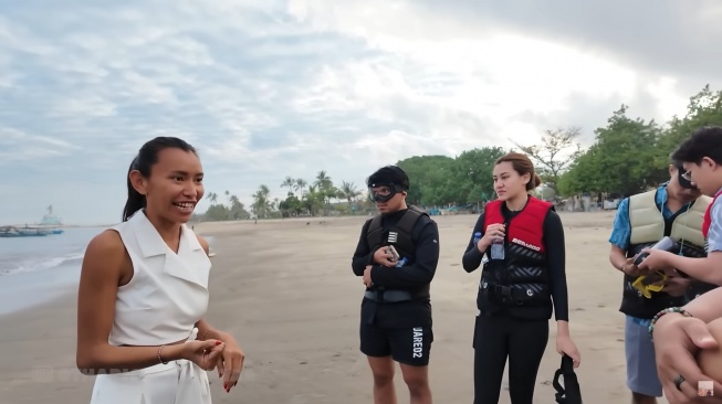 Potret Aaliyah Massaid dan Thariq Halilintar hendak main jet ski di Bali (YouTube/Thariq Halilintar)