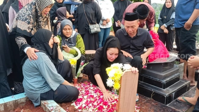 Tangis Ayu Ting Ting, Abdul Razak, Assyifa Nuraini di pemakaman Baby Zoltan, TPU Lemperes, Sukmajaya, Depok pada Sabtu (31/8/2024)