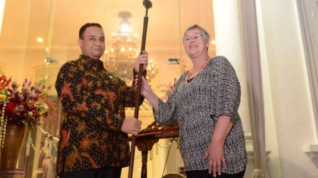 Anies Baswedan Menerima Tongkat Cakra Pangeran Diponegoro dari Pemerintah Belanda di tahun 2015 (aniesbaswedan.com)