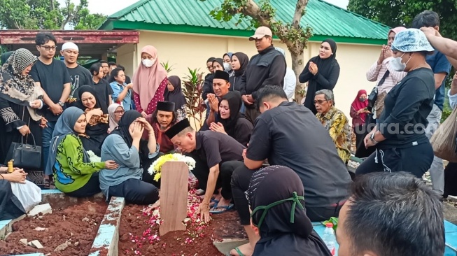 Tangis Ayu Ting Ting, Abdul Razak, Assyifa Nuraini di pemakaman Baby Zoltan, TPU Lemperes, Sukmajaya, Depok pada Sabtu (31/8/2024) [Suara.com/Rena Pangesti]