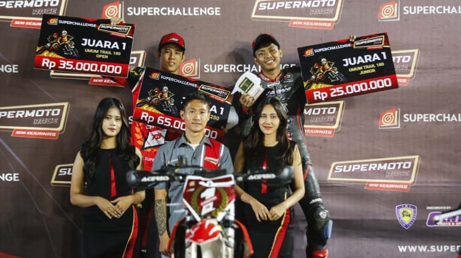 Tampil Gemilang, Tommy Salim Raih Double Champion Super Moto Race 2024