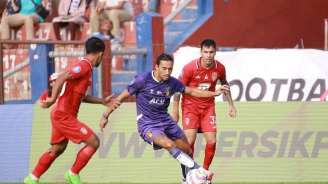 Ezra Walian saat bela klub barunya, Persik Kediri dalam BRI Liga 1 2024/2025 (ligaindonesiabaru.com)