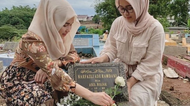 Ayu Ting Ting dan Syifa di makam Narfazli Ade Ramdani. [Instagram/ayutingting92]