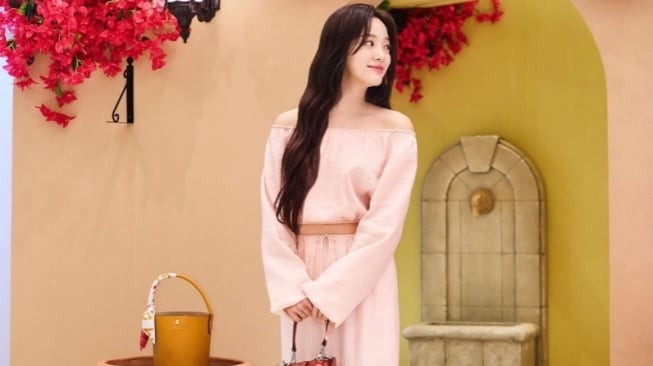 3 Inspirasi Gaya Outfit ala Kim Se Jeong, Bikin Penampilan Makin Sempurna!