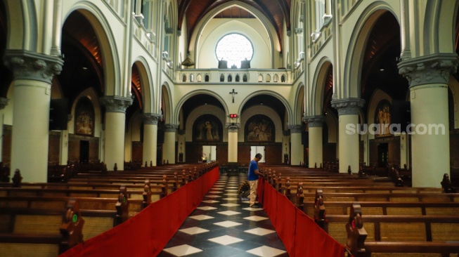 Suasana Gereja Katedral menjelang kedatangan Paus Fransiskus di Jakarta, Senin (2/9/2024). [Suara.com/Alfian Winanto]