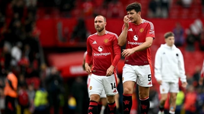 Gelandang Manchester United asal Denmark, Christian Eriksen dan bek Inggris Harry Maguire bereaksi setelah pertandingan Liga Inggris atau Premier League antara Manchester United vs Liverpool di Old Trafford di Manchester, Inggris barat laut, pada 1 September 2024.Paul ELLIS / AFP