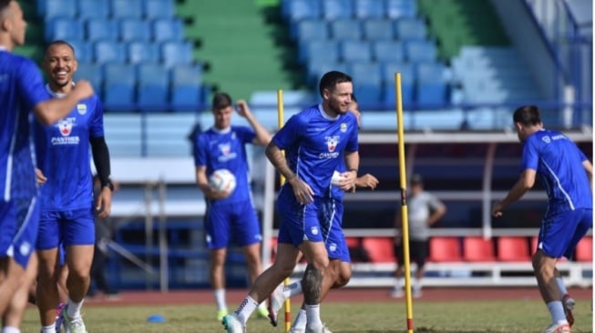 Marc Klok dalam sesi latihan Persib Bandung. (ligaindonesia.com)