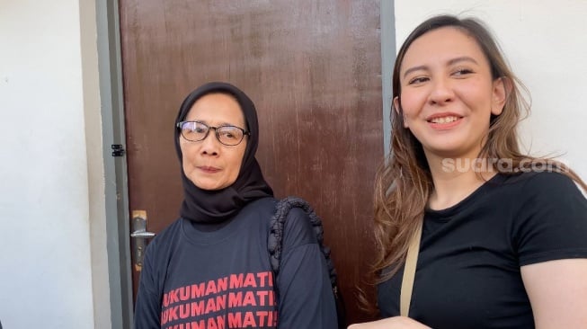 Ibu dan sahabat Tamara Tyasmara, Ristya Aryuni dan Vanessa Talisa saat ditemui usai sidang kasus kematian Dante di Pengadilan Negeri Jakarta Timur, Senin (2/9/2024). [Suara.com/Tiara Rosana]