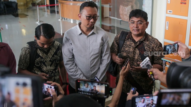 Sejumlah aktivis dari Koalisi Masyarakat Sipil untuk Reformasi Kepolisian usai membuat pelaporan di Gedung Merah Putih KPK, Jakarta, Senin (2/9/2024). [Suara.com/Alfian Winanto]