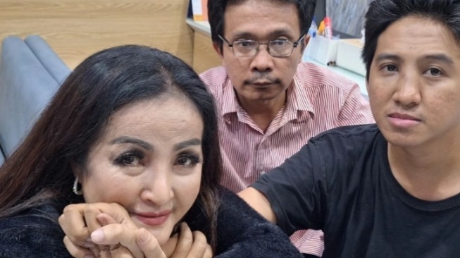 Machiha Mochtar dan putranya, Iqbal Ramadhan (Instagram/machicamochtar70)