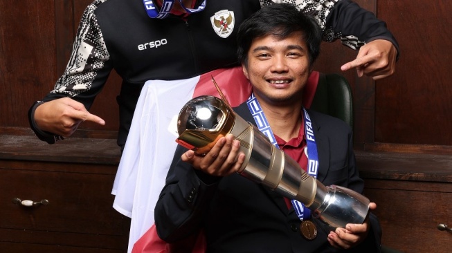 Timnas Indonesia yang diwakili Ichsan Rahmat Taufiq dan Budi Muhamad Manar Hidayat keluar sebagai juara Piala Dunia atau FIFAe World Cup 2024 Football Manager pada Minggu (1/9) malam. [Dok. X/FIFAe]