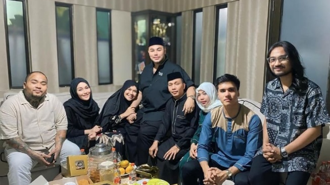 interaksi Ivan Gunawan dengan ibu Ayu Ting Ting saat takziah (Instagram/@ivan_gunawan)