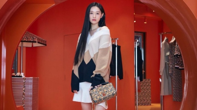 3 Ide OOTD Simple ala Kim Jiwon yang Buat Kamu Fashionable Setiap Hari