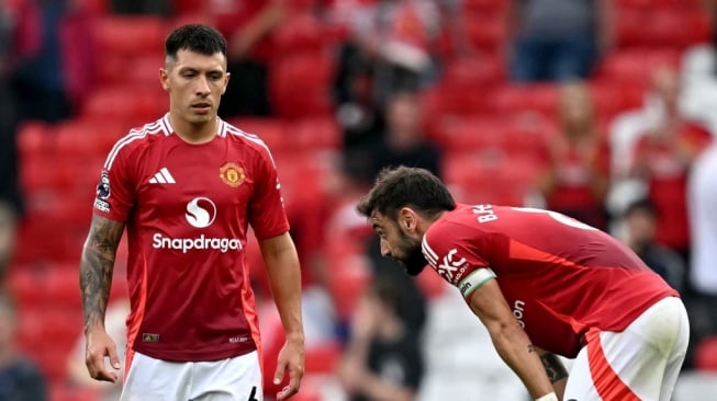 Bek Manchester United asal Argentina, Lisandro Martinez (kiri) dan gelandang asal Portugal, Bruno Fernandes bereaksi setelah pertandingan Liga Inggris atau Premier League antara Manchester United vs Liverpool di Old Trafford di Manchester, Inggris barat laut, pada 1 September 2024.Paul ELLIS / AFP