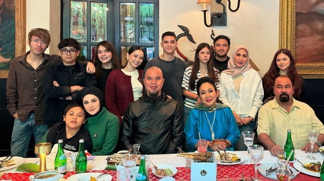 Ulang tahun Al Ghazali bersama Ahmad Dhani dan Mulan Jameela. (Instagram/@alghazali7)