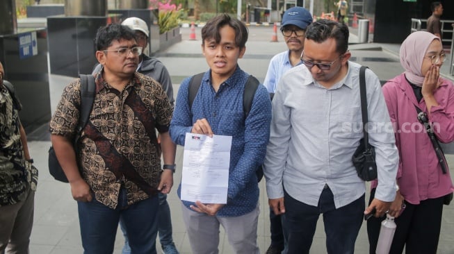 Sejumlah aktivis dari Koalisi Masyarakat Sipil untuk Reformasi Kepolisian datang untuk membuat pelaporan di Gedung Merah Putih KPK, Jakarta, Senin (2/9/2024). [Suara.com/Alfian Winanto]