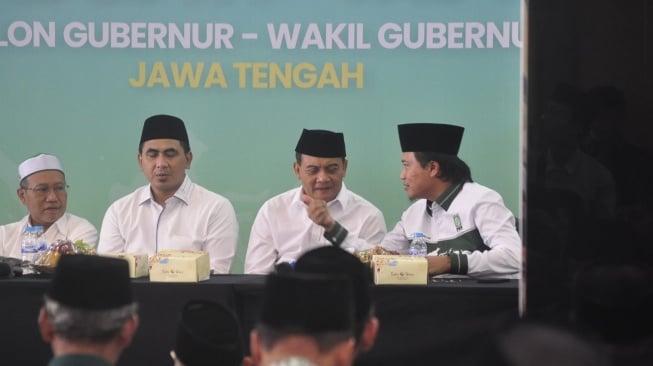  Ketua DPW PKB Jateng Kiai Haji Yusuf Chudlori bersama bakal calon gubernur jateng, Ahmad Luthfi dan Taj Yasin. [Istimewa]