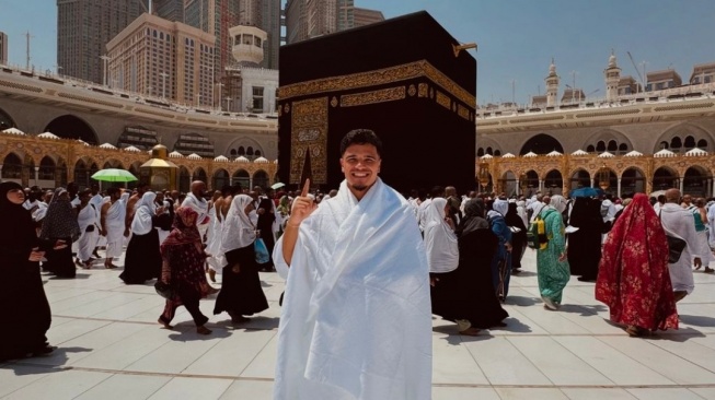 Potret Ragnar Oratmangoen Saat Umrah (Instagram)