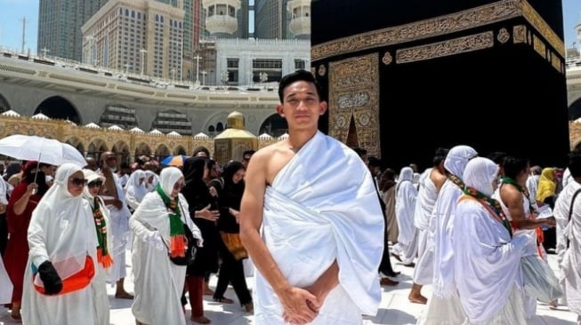 Momen Rizky Ridho Umrah sebelum Tanding, Air Mata Tumpah Ruah saat Cium Kabah: Semoga Pulang Bawa Kemenangan