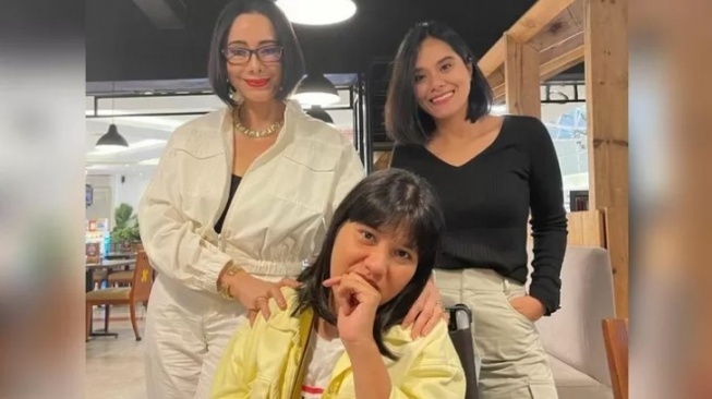 Poppy Dharsono dengan anak angkatnya, Gadis Dharsono (Instagram/@poppydharsono)