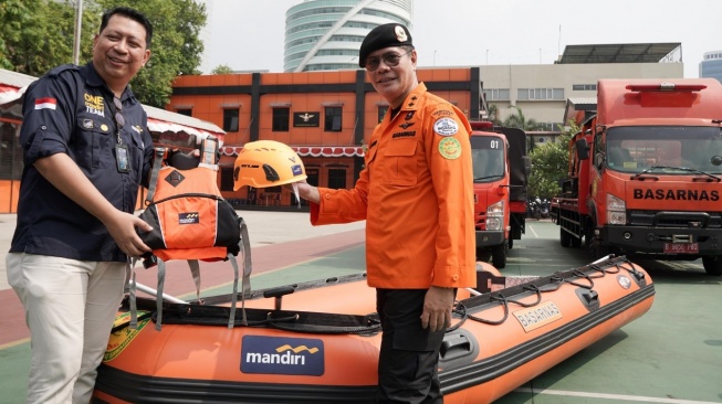 Siap Siaga!  Bank Mandiri Serahkan Bantuan ke Basarnas dan Bentuk Tim Emergency Response