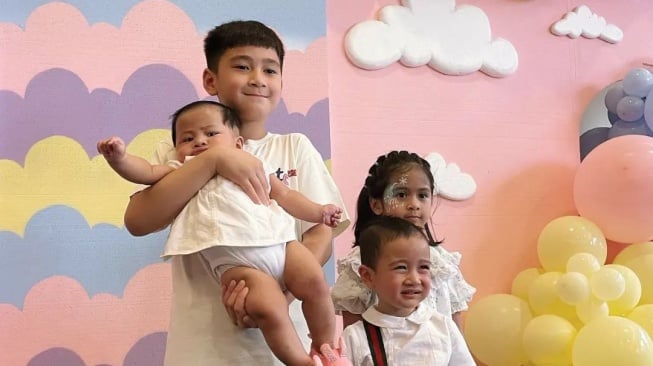 Baby Lily bersama Rafathar dan Rayyanza. [Instagram/@chevirgo]