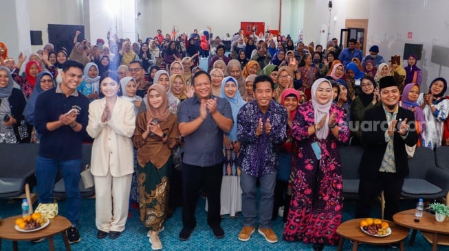 CEO Suara.com, Suwarjono (tengah,kanan) didampingi Kepala Dinas Koperasi dan UKM Tangeran Selatan, Bachtiar Priyambodo (tengah,kiri) foto bersama dengan narasumber dan para peserta saat pembukaan Pasar Lokal Suara UMKM Vol.4 di Gedung Galeri UKM dan Koperasi Kota Tangerang Selatan, Selasa (3/9/2024). [Suara.com/Alfian Winanto]