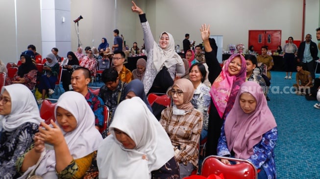 Para peserta saat mengikuti acara Pasar Lokal Suara UMKM Vol.4 di Gedung Galeri UKM dan Koperasi Kota Tangerang Selatan, Selasa (3/9/2024). [Suara.com/Alfian Winanto]