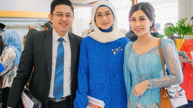 Nisya Ahmad tenteng tas Hermes saat dilantik (Instagram)