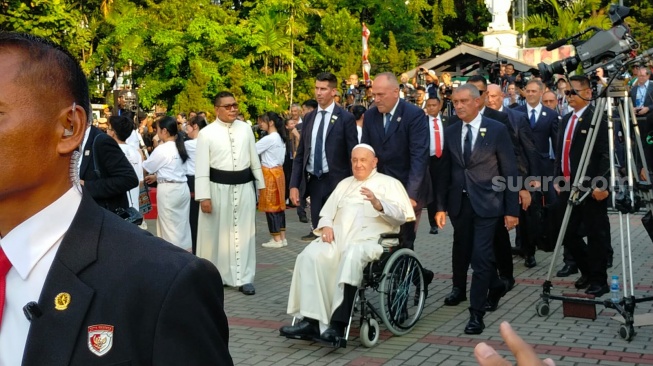 Viva il Papa! Demikian teriakan para penyambut Sri Paus Fransiskus di Gereja Katedral Jakarta [Suara.com/CNR ukirsari]