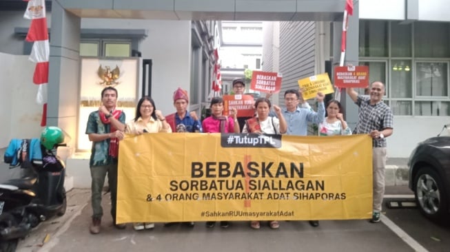 Komunitas masyarakat adat dari kawasan Danau Toba di Kabupaten Simalungun, Sumatera Utara, foto bersama Ketua Komisi Perlindungan Anak (KPAI) Ai Maryati Solihah di Jakarta, Senin (2/9/2024) sore. [Ist]