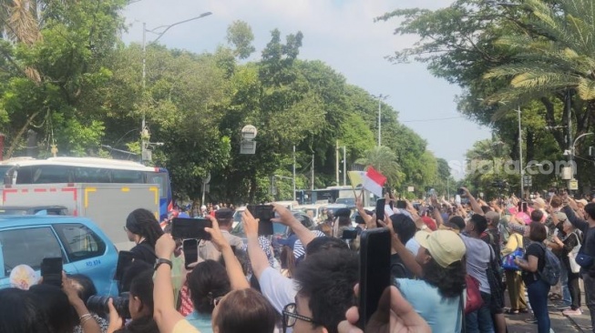 Jelang Kegiatan Paus Fransiskus di Katedral, Masyarakat Penuhi Bagian Luar Gereja