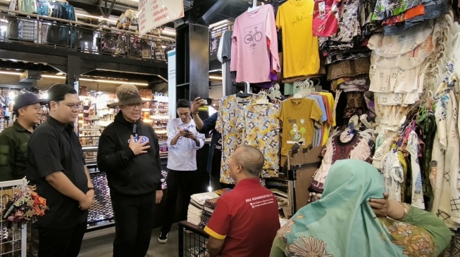 Belanja di Teras Malioboro 1, Hasto Wardoyo Dapat Bekal Curhatan Pedagang