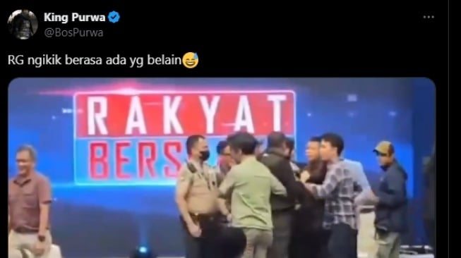 Rocky Gerung tertawa saat melihat Silfester Matutina ribut dengan Chico Hakim. (tangkapan layar/X)