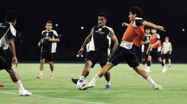 Unggahan foto sesi latihan Timnas Indonesia jelang laga kontra Arab Saudi yang diunggah di Instagram Stories, Nathan Tjoe-A-On. [Dok. Tangkapan layar/IG/Nathan Tjoe-A-On]