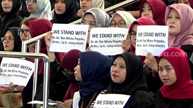 Civitas akademik FK Undip membawa poster simbol dukungan kepada dekannya, Yan Wisnu Prajoko, yang ditangguhkan dari RSUP Dr. Kariadi, Senin (2/9/2024). (suara.com/ Sigit AF)