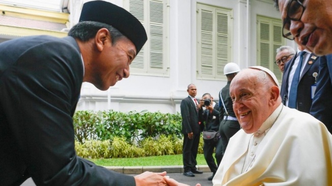 Paus Fransiskus bertemu dengan Presiden Joko Widodo (Jokowi). [Instagram/vaticannews]