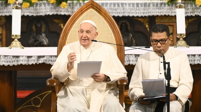 Paus Fransiskus (kiri) menyampaikan pesan dalam kunjungannya di Gereja Katedral, Jakarta, Rabu (4/9/2024). [ANTARA FOTO/Sulthony Hasanuddin/Ak/tom]