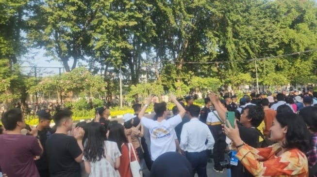 Penampakan masyarakat berjubel menunggu kedatangan Paus Fransiskus di Gereja Katedral, Jakarta. (Suara.com/Fakhri)