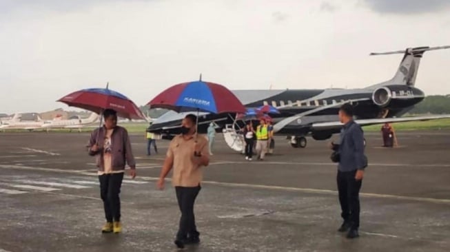 Beredar foto diduga Wali Kota Medan Bobby Nasution (kiri) dan istrinya, Kahiyang Ayu menggunakan jet pribadi. (ist/tangkap layar)