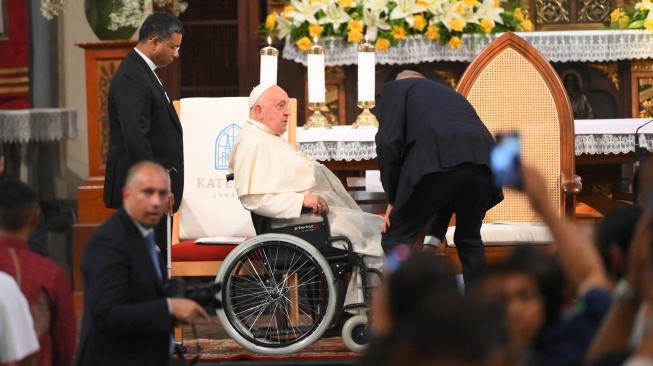 Paus Fransiskus (tengah) tiba di Gereja Katedral, Jakarta, Rabu (4/9/2024). [ANTARA FOTO/Sulthony Hasanuddin/Ak/tom]