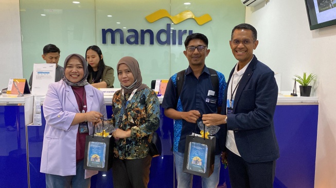 Peringati Hari Pelanggan Nasional, Bank Mandiri Bagikan Bingkisan ke Nasabah di Sulawesi