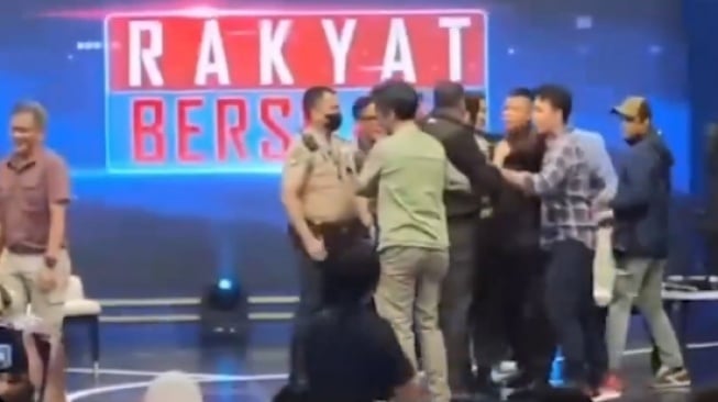 Kocak! Rocky Gerung Ketawa Lihat Silfester Malah Gelut dengan Chico Hakim: Menang Banyak Dia